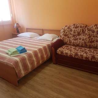 Гостиница Алая Роза Дагомыс Стандартный номер с 2 односпальными кроватями и диваном-1